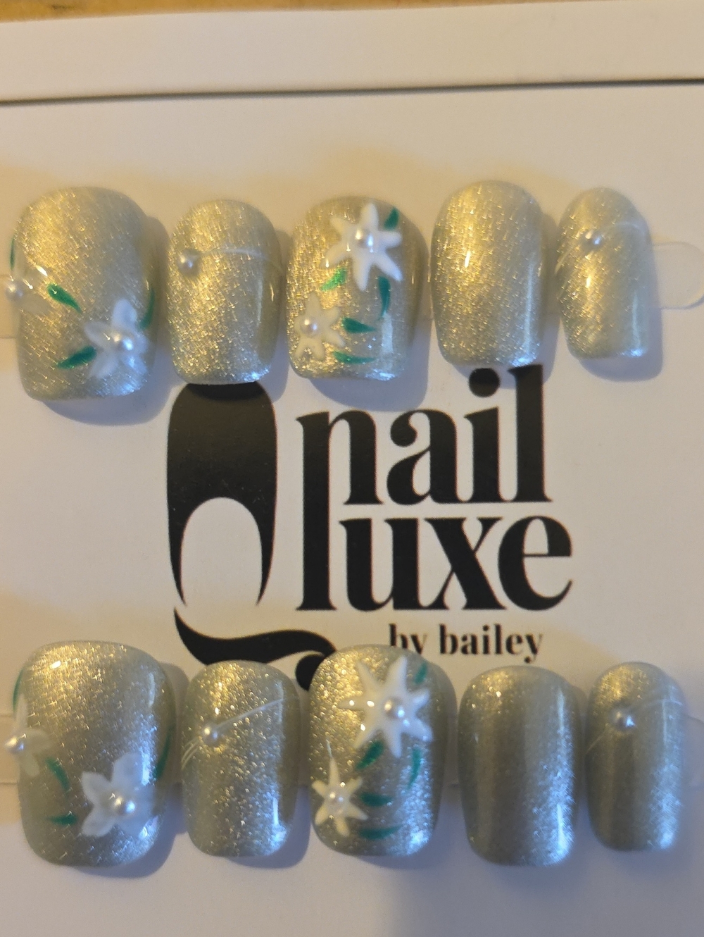 Nail Luxe Silver Floral Press-On Set Size Small